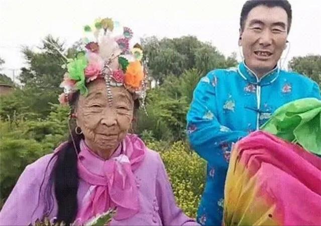 26岁小伙娶了58岁媳妇,27岁小伙非娶42岁离异大妈完整版