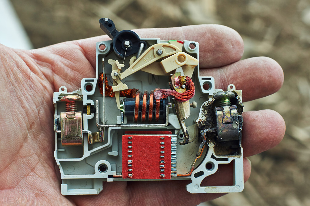 家庭电路开关跳闸原因,家中总开关跳闸的原因和解决方法