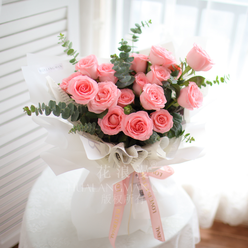 送花给女朋友玫瑰花代表哪种意义,送妈妈粉玫瑰好还是红玫瑰好