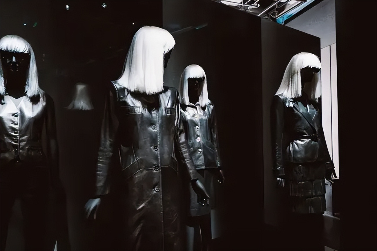 她让YSL“一见钟情”,相伴30年,结婚新郎却不是他