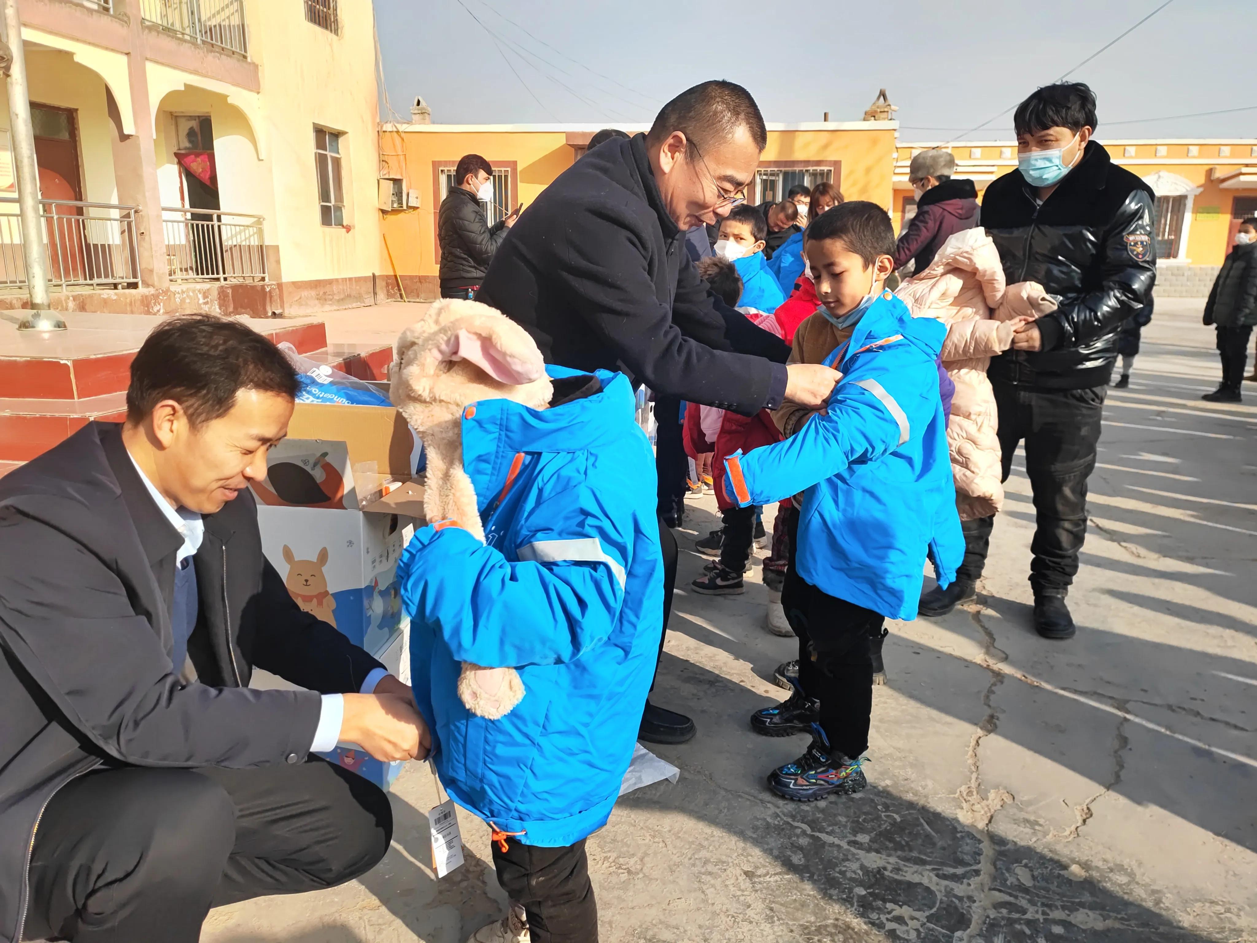 暖心I*疆新**喀什市80名儿童收到爱心企业新年礼物“温暖包”