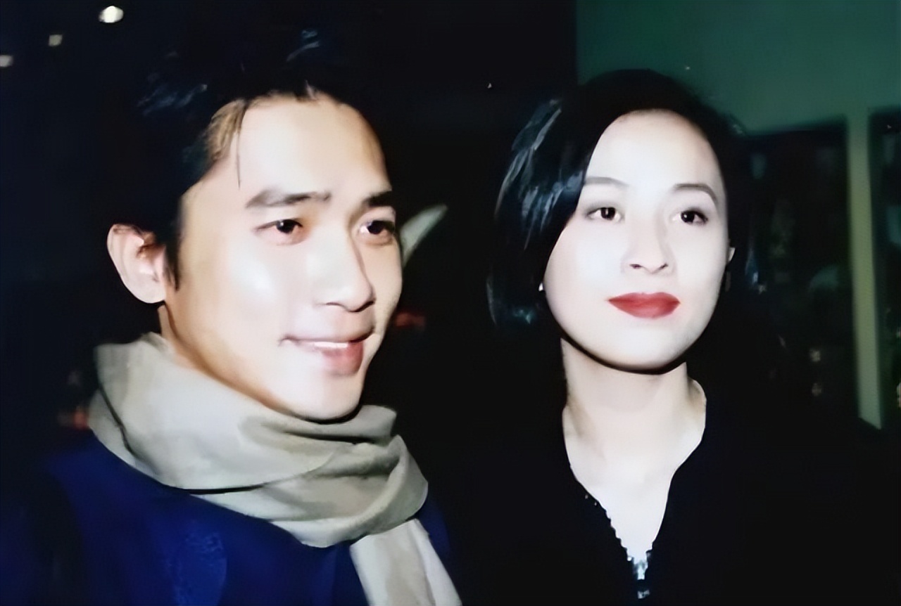 刘嘉玲与梁朝伟恩爱合照穿小香风,刘嘉玲梁朝伟红毯动图