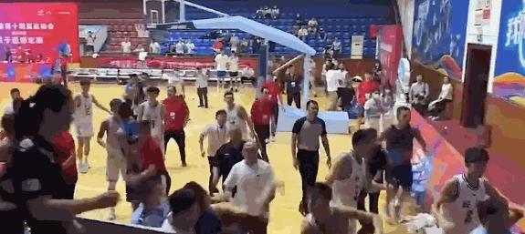 中国男坛再现丑闻！在场上爆发群殴，多名球员受伤，特警出动维护