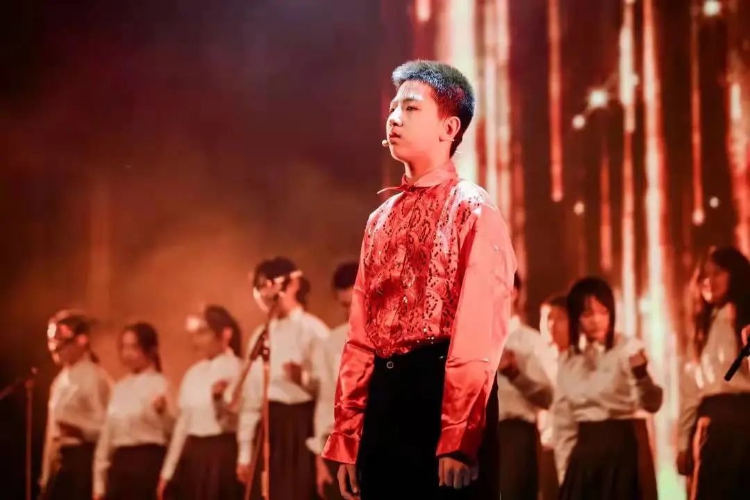 哇！这些学校的圣诞节也太“卷”了！圣诞老人、无人机都来了