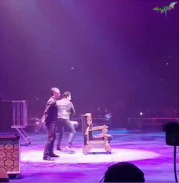 今日动图：前不久交了一位女朋友，昨天晚上约会时忍不住吻了她