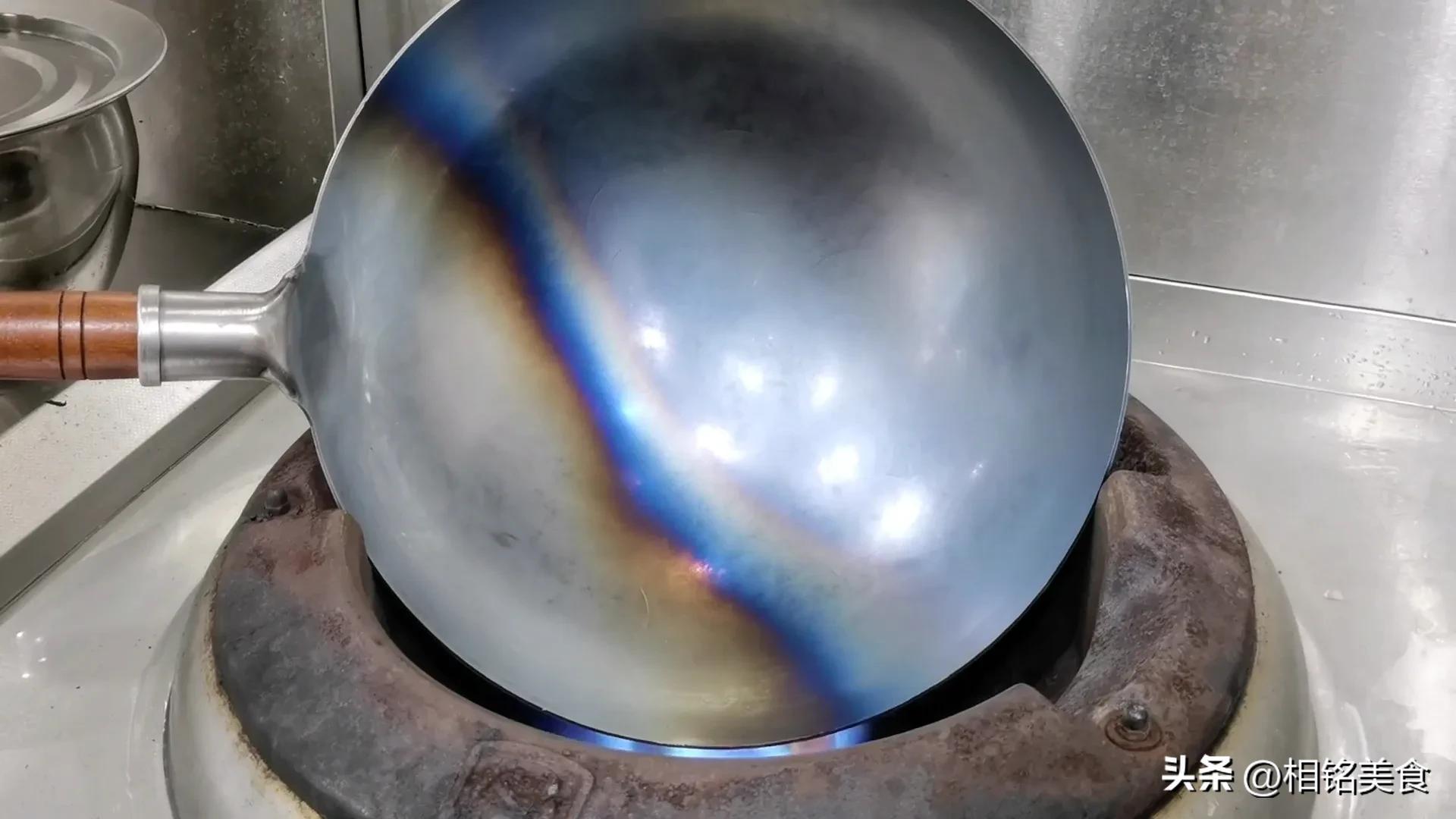 新铁锅怎样开锅小妙招视频,不粘锅的铁锅最佳开锅方法