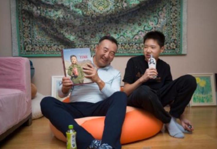 1979长城上喝可乐的小男孩是谁,1979年长城喝可乐男孩图片