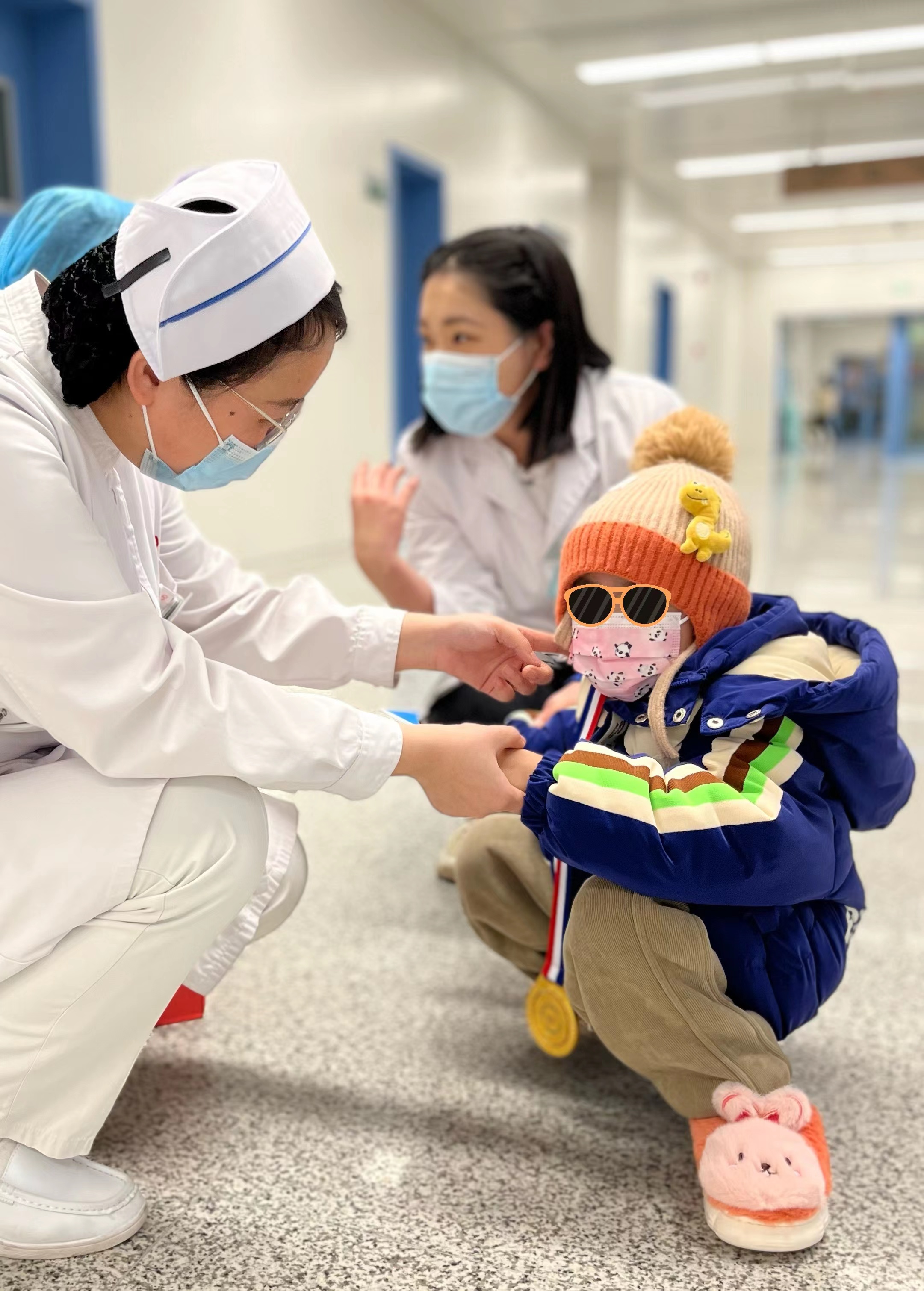 小孩手指无法正常屈伸,小孩手指伸不直腿下蹲困难什么病