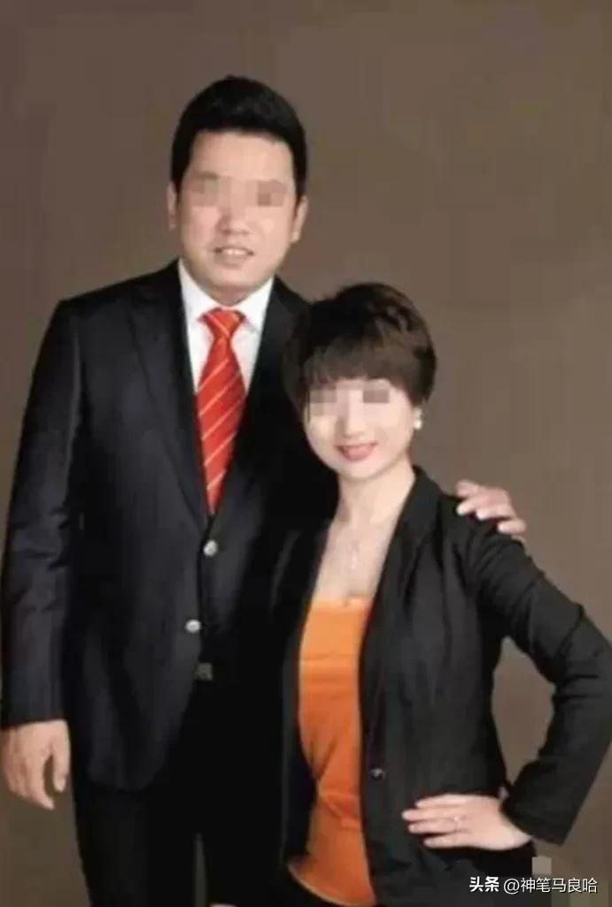 华山日月岩一家四口跳崖,一家四口华山