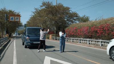 “躺平剧”虽迟但到，这俩人也太好嗑了