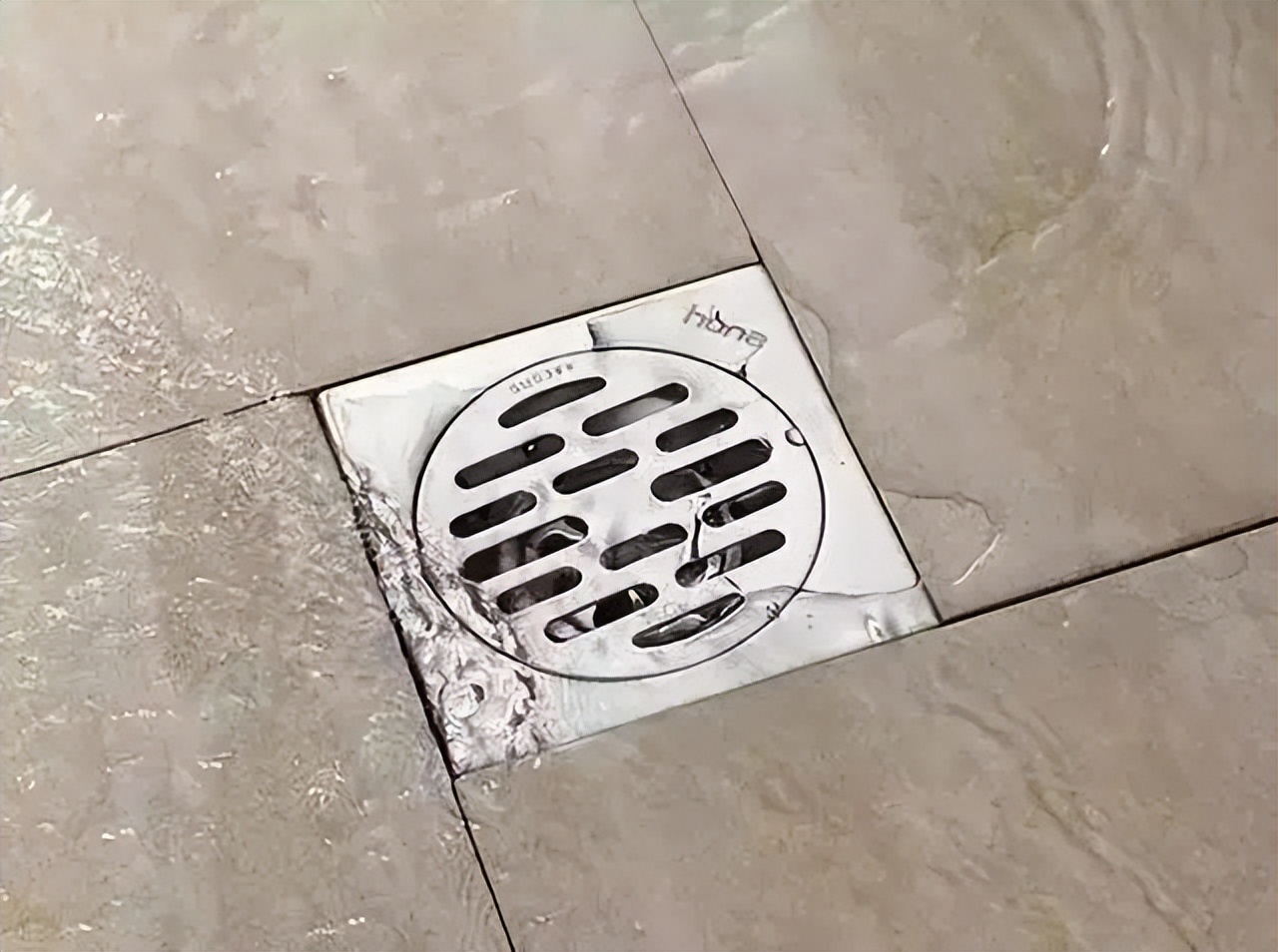 卫生间瓷砖底下往餐厅渗水怎么办,卫生间瓷砖渗水怎么办