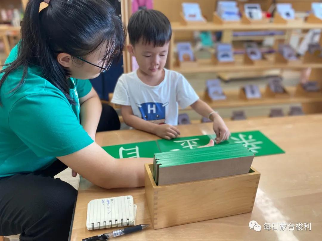 小孩通过哭闹要挟父母实例,当孩子用哭要挟时如何应对