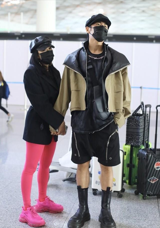 钟丽缇直播健身穿深蓝色健身衣,钟丽缇直播健身穿蓝色健身衣