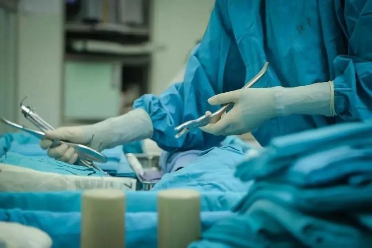 “她”切除了阴茎和*丸睾**，却成了“太监”，变性和阉是一回事儿？