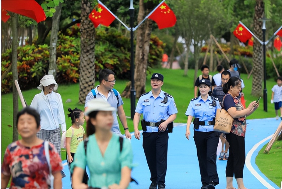 男子在街头小便被罚款,男子在公共场所随地小便被拘