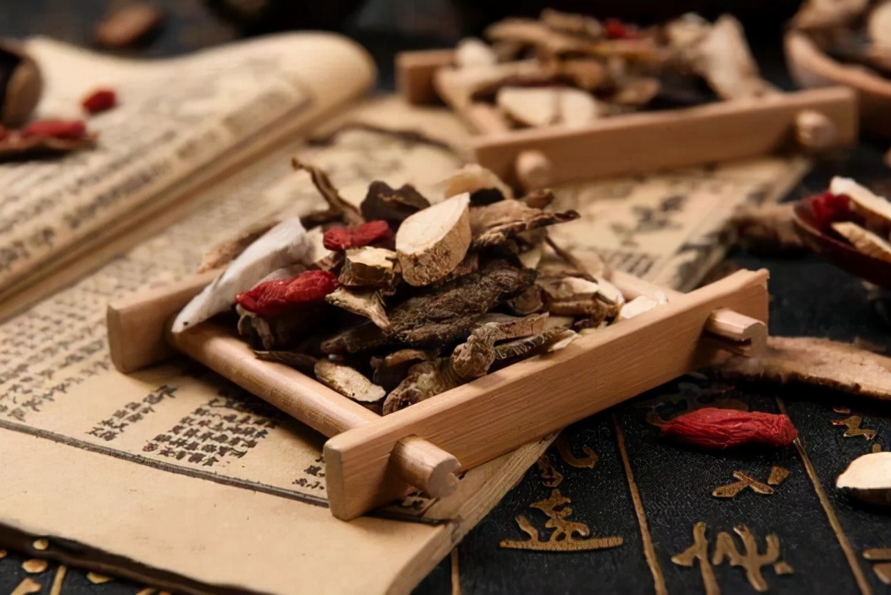 左眼皮上眼皮跳是什么预兆呢,左眼皮上眼皮跳是好运还是厄运