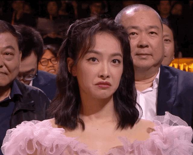 赵丽颖眼睛发炎上台领奖侧面照片,赵丽颖领奖神图高清照片