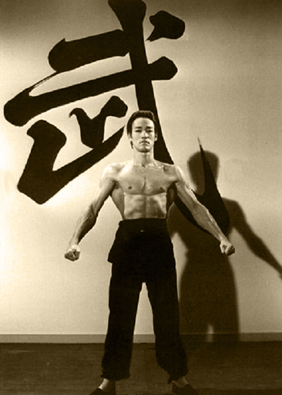 李小龙被神话还是确实有实力,李小龙被群众演员打脸片段