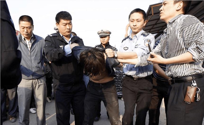 18岁小伙网购24把仿真枪被判无期！哭诉：局长藏20把真枪才判3年