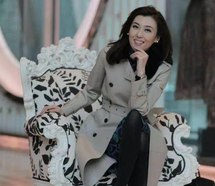 李红央视主持人初中辍学,李红14岁辍学从服务员到央视名嘴