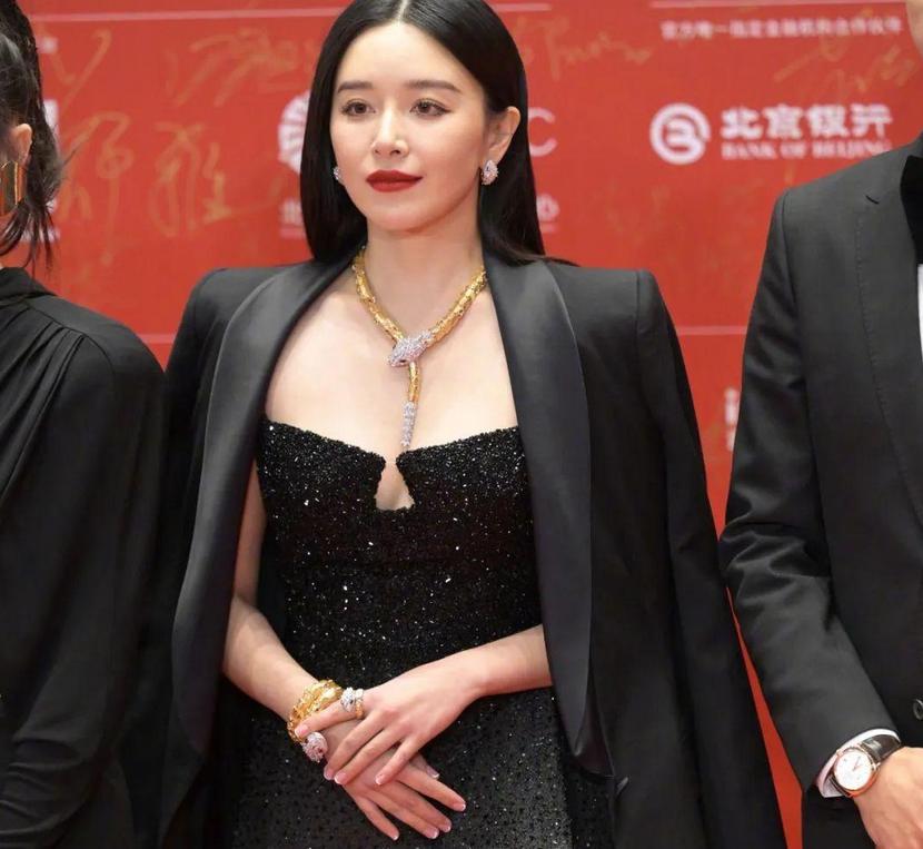 张颂文泪目北影节,北影节开幕式红毯张颂文害羞笑