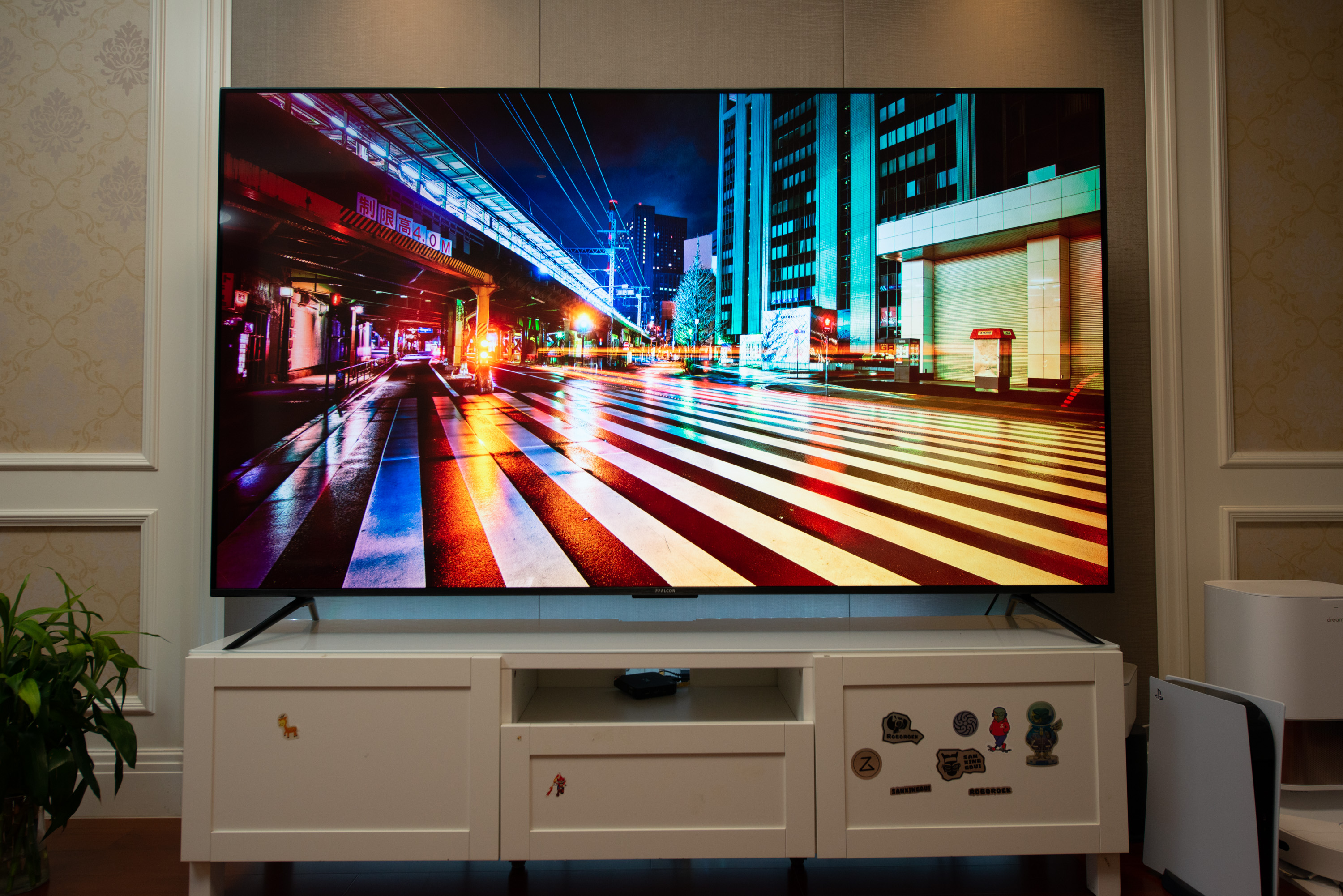 家里电视碎屏了,才让我有机会做了两台7k价位85英寸电视机横评