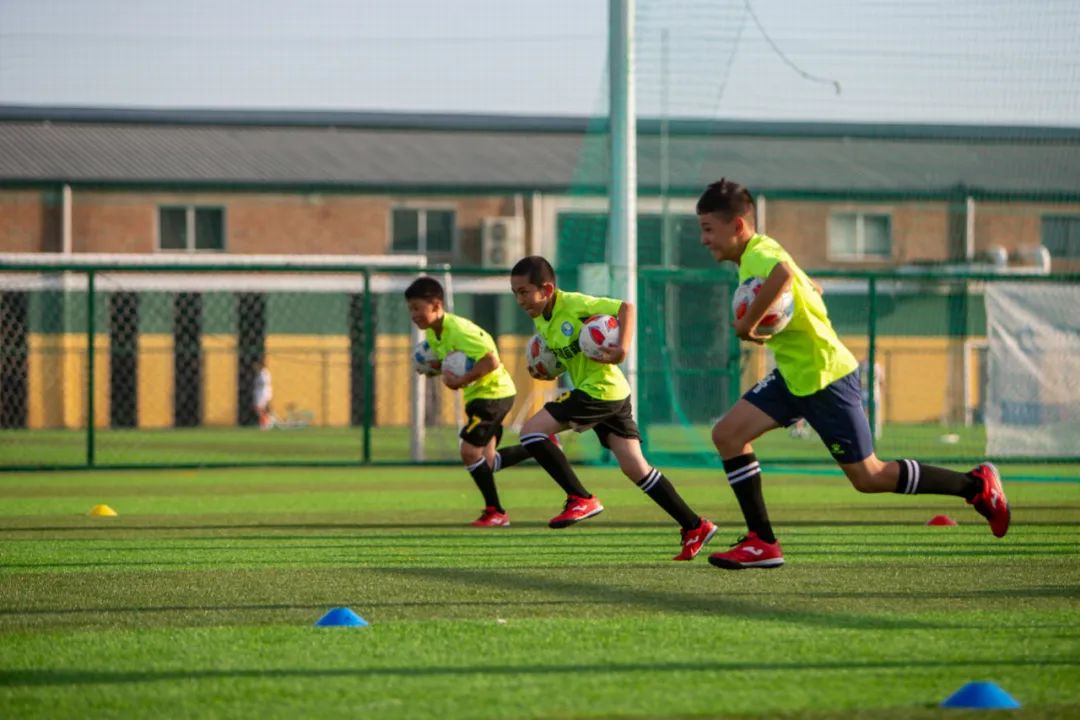 “十城带百县”助力乡村振兴|*疆新**和田足球小巴郎感受天津足协外教训练指导现场观战津超赛事