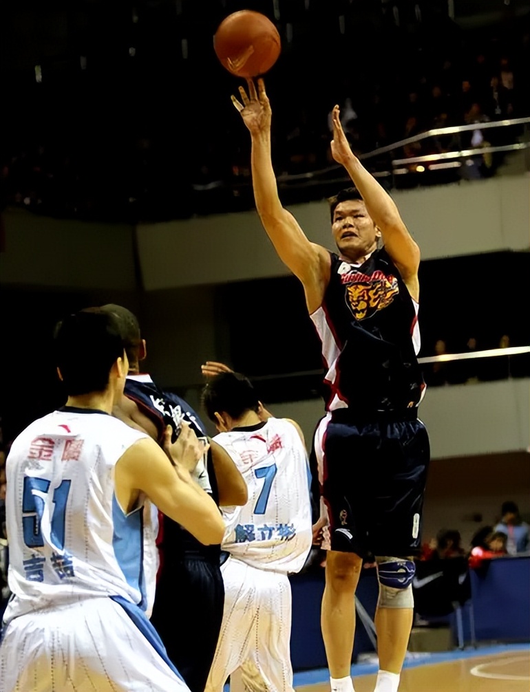 朱芳雨给老万颁发总冠军戒指,cba朱芳雨总决赛