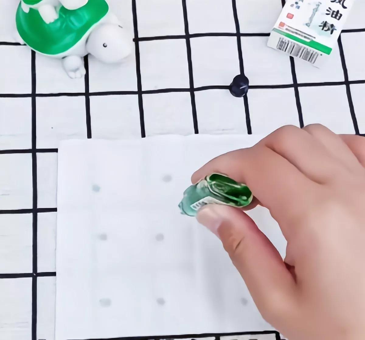 风油精真的能擦掉皮具上的胶印吗,风油精真的可以去除皮包上的污渍