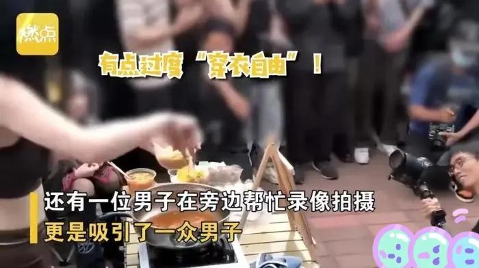 长沙女子坦诚相见街上行走，只因：男友买的不穿！更多毁三观爆料