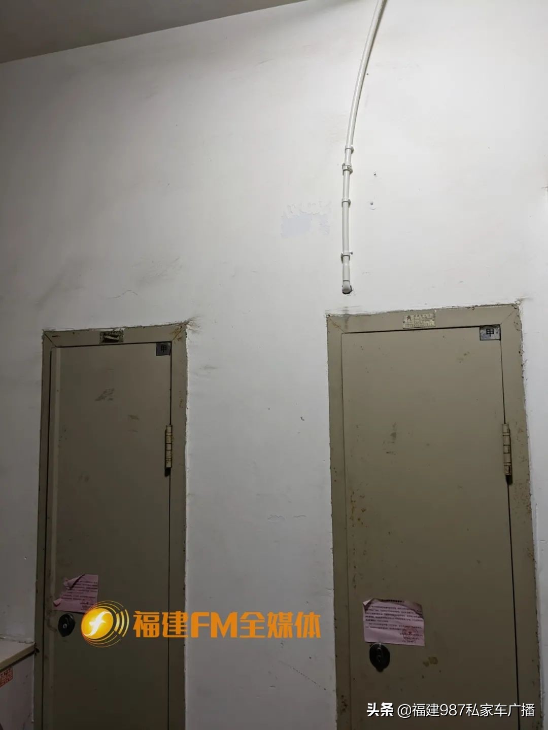 出个门,入户门外突然多出一条管网线?邱先生对此很生气