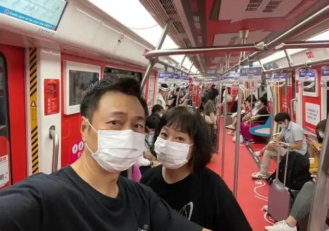 tvb视帝黎耀祥首乘高铁满脸激动,香港tvb视帝黎耀祥