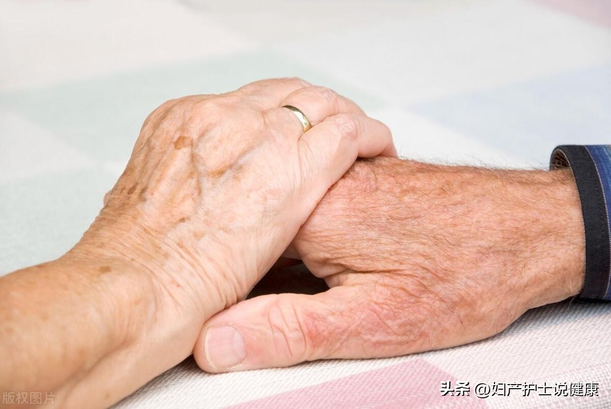 75岁老人腹胀肚子疼,82岁老太太肝硬化晚期突然肚子疼