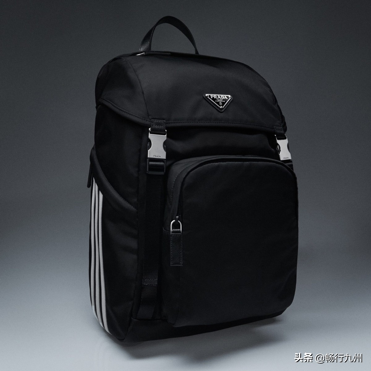 背着迷你包的Forum鞋、渔夫帽、运动服adidasPrada联名系列