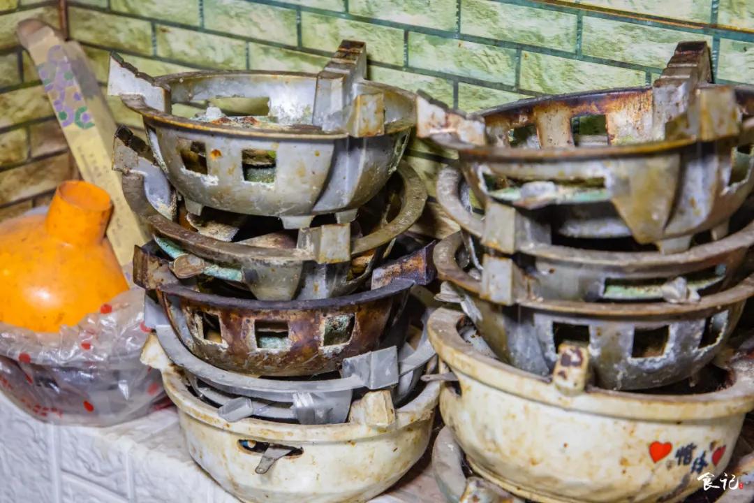 40m²的小店,厨房就占一半!建昌家属院旁的这家馆子开了23年