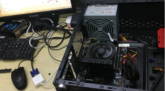 电脑开机显示英文字母进不了系统,电脑放久了主机不通电开不了机