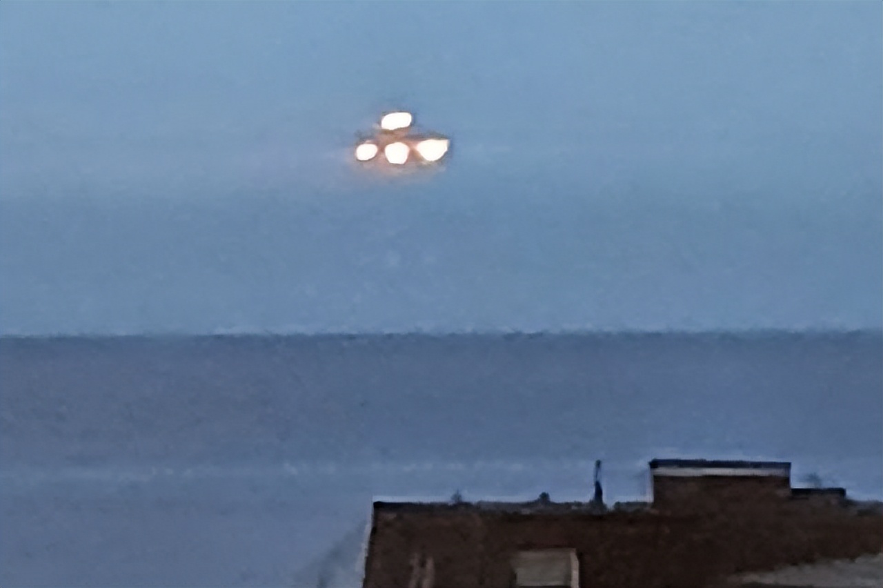 哈尔滨天空不明飞行物,深夜哈尔滨空中惊现不明飞行物