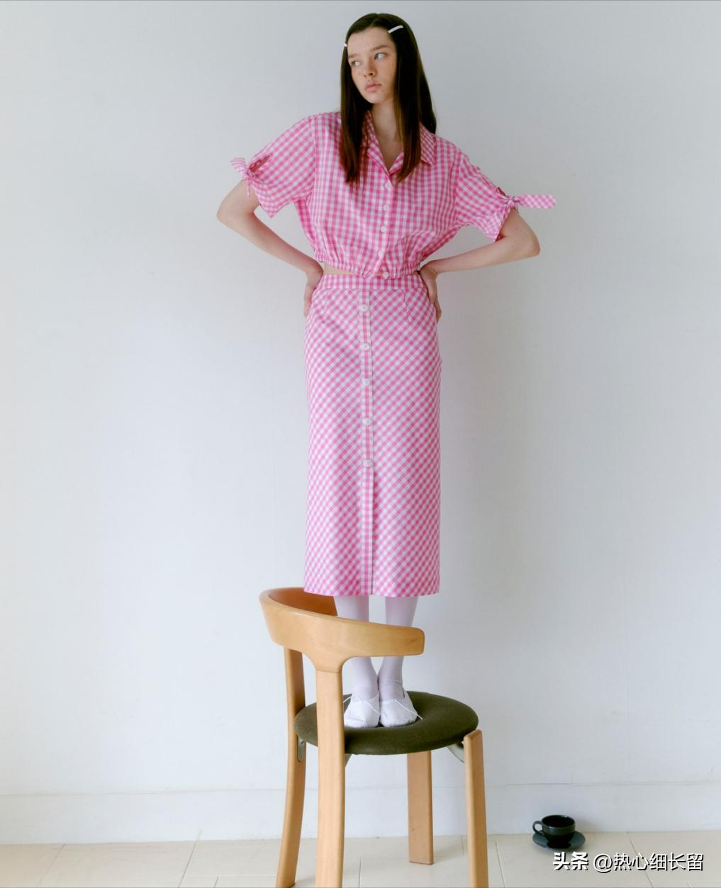 t恤加上立体感强的衬衫气场全开,女式短袖t恤衬衫