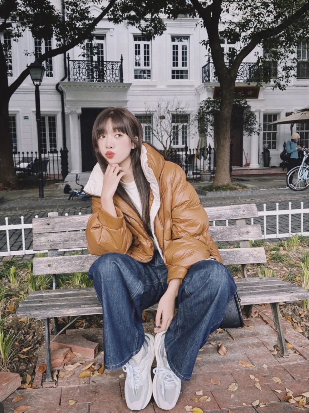 白色长款羽绒服韩系裙子穿搭,今年流行穿搭羽绒服加什么靴子