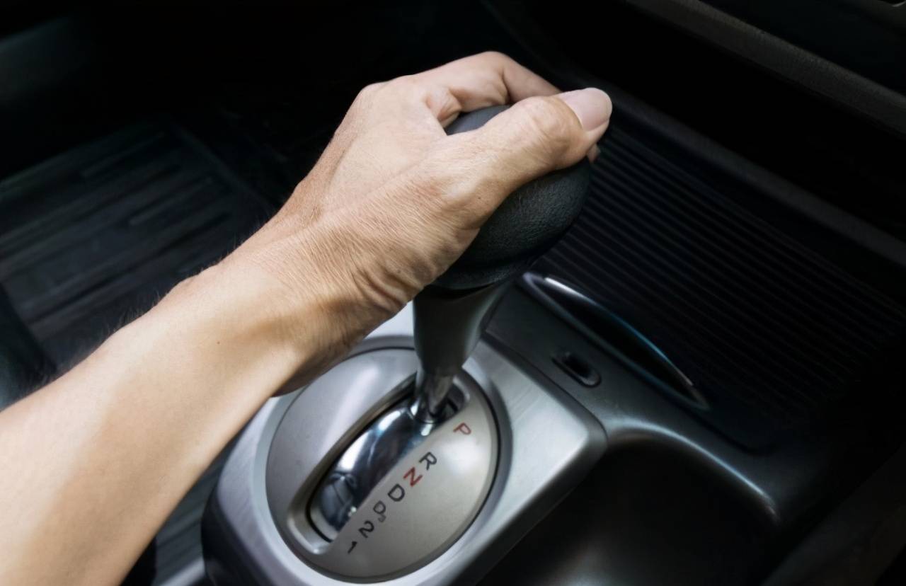 汽车d挡切换m挡困难,汽车d挡行驶换s挡需要踩刹车吗