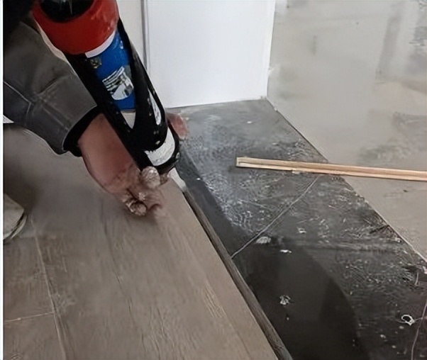 前央视主持突发意外！脚被这种金属条穿透鲜血直流！很多家里装了