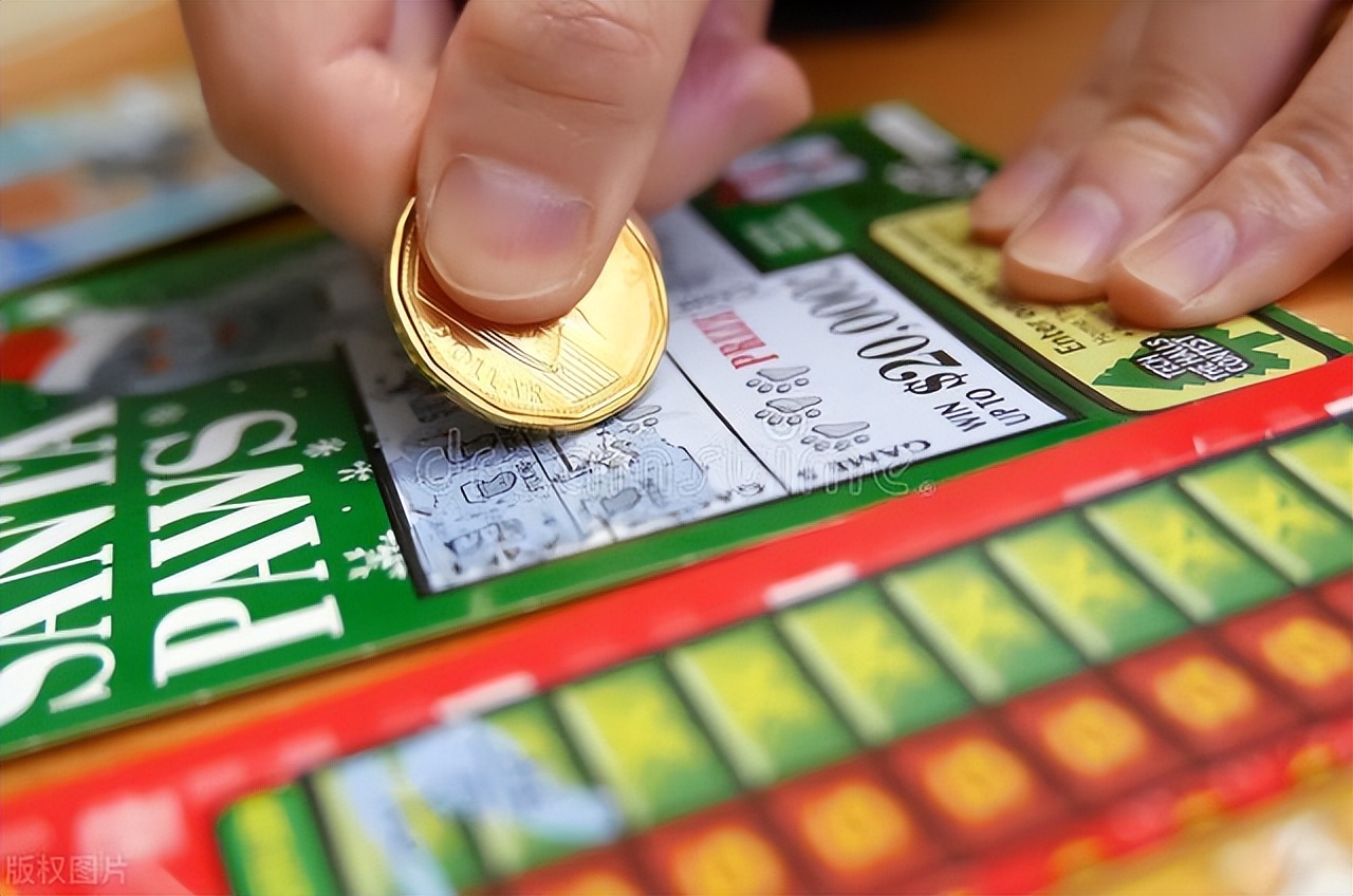 男子偷万元彩票结果竟中了巨奖,两个小伙无意间买彩票中大奖