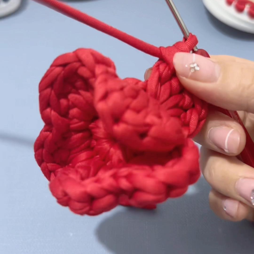 布条线编织桃花凉拖鞋视频教程,拼色布条线凉拖鞋编织教程