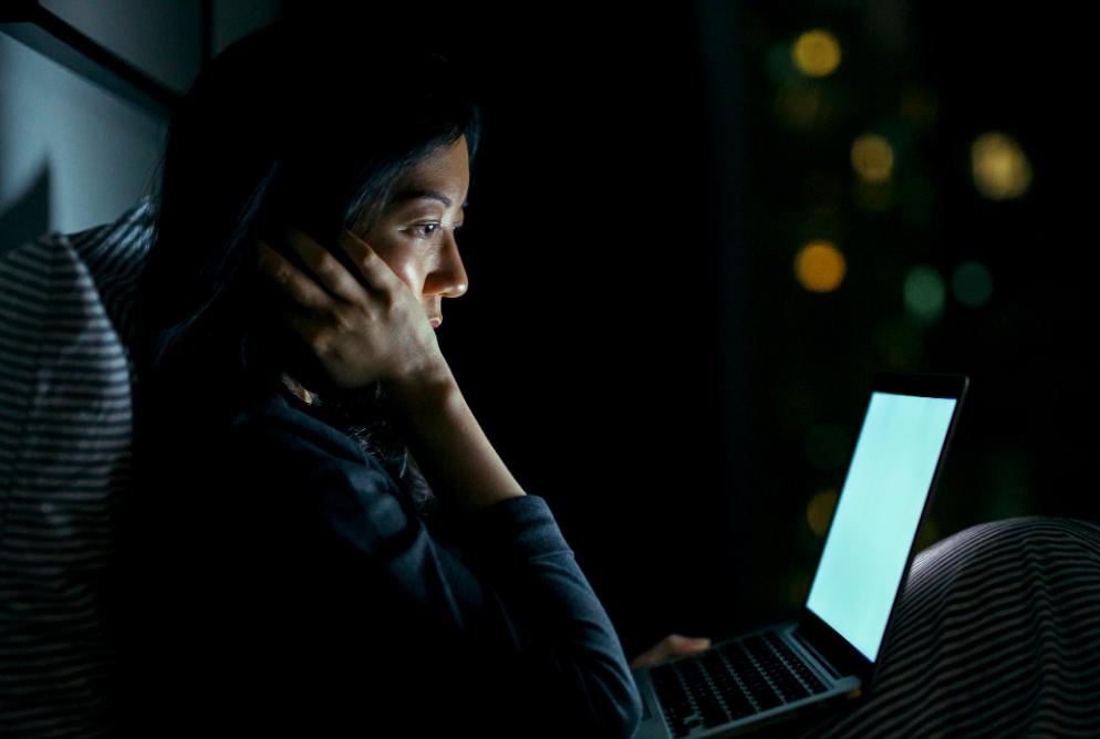 电脑屏幕刺眼怎么解决,电脑屏幕很亮刺眼模糊看不清