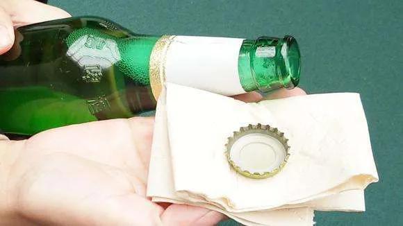 才发现，原先啤酒瓶盖里埋有小机关，把握以后小女生也能拧开