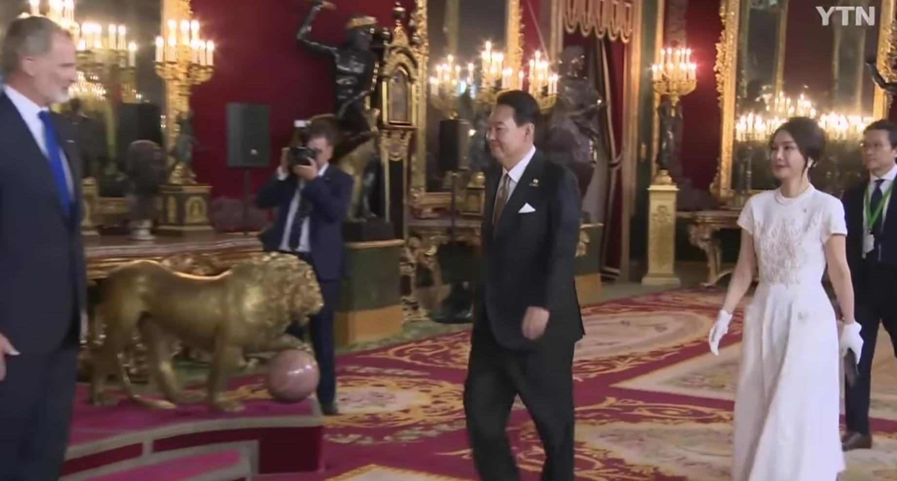 韩国第一夫人闪耀亮相国宴,韩国第一夫人参加国宴时候的绿裙