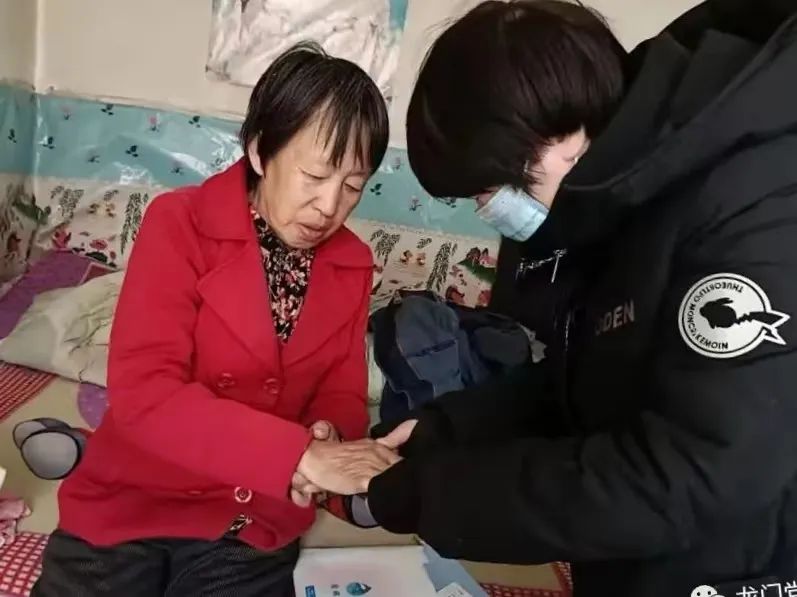 我县多形式开展“组织送暖、*党**员送福”志愿服务活动