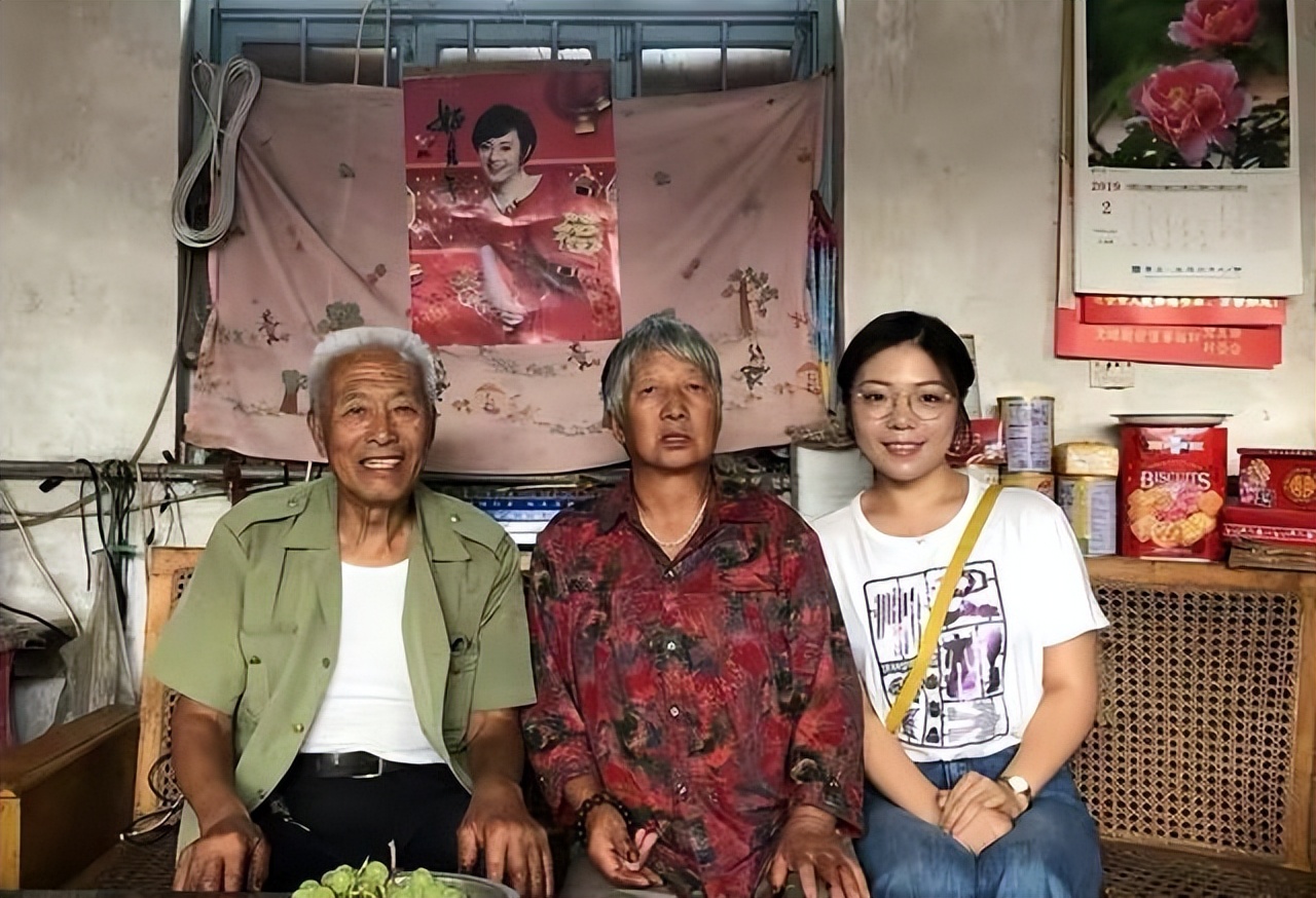 河南一女子朋友圈借钱300人打钱,女孩发300人微信借钱