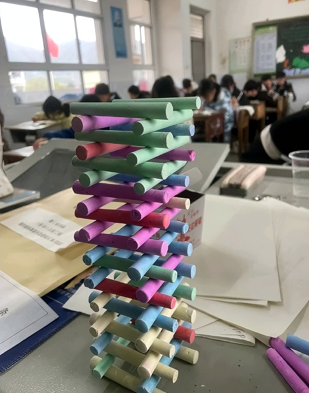 监考老师太无聊画学生,监考老师有多无聊画画