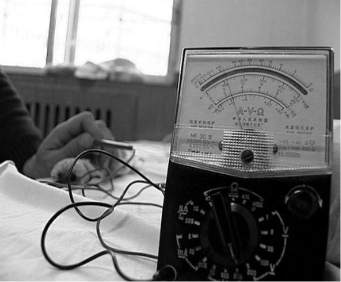 广西一男子“不怕电”：徒手捏电线，用身体作导体，可点亮三盏灯